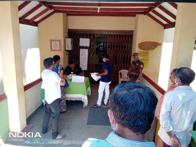 දිවා රෑ නොතකමින් සේවයේ යෙදෙන කාර්ය මණ්ඩලය...
