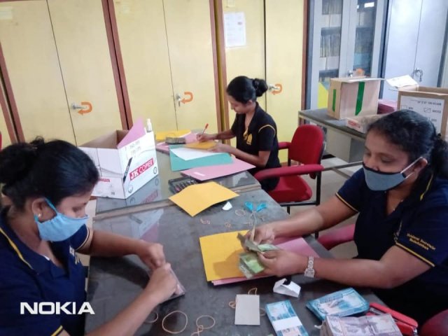 දිවා රෑ නොතකමින් සේවයේ යෙදෙන කාර්ය මණ්ඩලය...