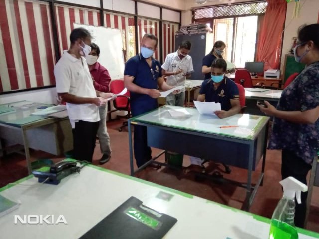 දිවා රෑ නොතකමින් සේවයේ යෙදෙන කාර්ය මණ්ඩලය...